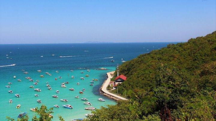 Boats in the bay at Koh Larn near Pattaya